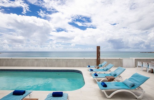 Maho Villa | Villa Sunshine: Beachfront! 10 min. walk to the famous Maho Beach!