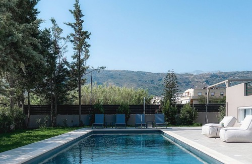Tsikalaria Villa | Villa Sweven is close to Center of Chania -Airport and Port of Souda and private
