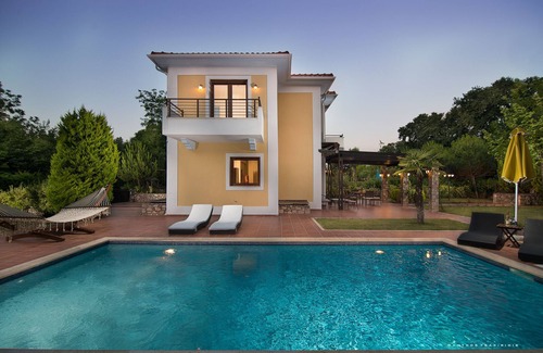 Paralia Skotinis Villa | Villa "THETIS " located in the magnificent OLYMPUS VILLAS Complex