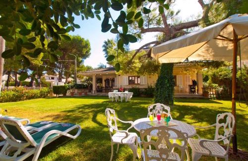 Marina Manresa Villa | Villa Tita de Manresa, con jardines y vista mar