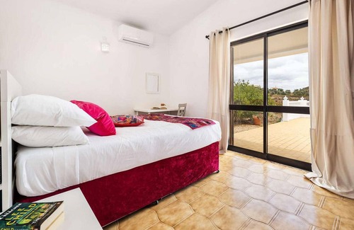Silves House | Villa Tranquila is an amazing traditional Portuguese property in a quiet residential area just outsi