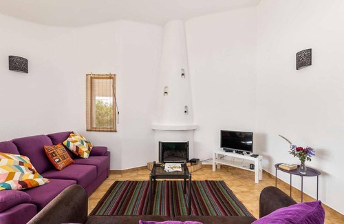 Silves House | Villa Tranquila is an amazing traditional Portuguese property in a quiet residential area just outsi