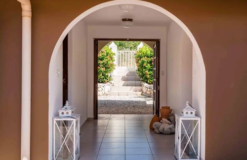 Bisento Villa | Villa Trupial is a family house with a great view over the Caribbean ocean