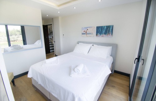 Urla Villa | Villa Urla with a large garden and a pool with sea and forest views