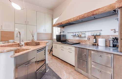Prato Villa | Villa 'Vicky Prato Centro' with Private Terrace, Private Garden and Wi-Fi