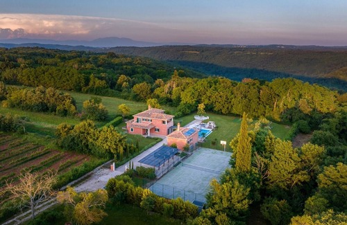 Tinjan Villa | Villa Village - with heated pool, golf course, private tennis
