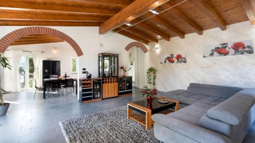Imperia Villa | VILLA VITTORIO 6&2 Emma Villas