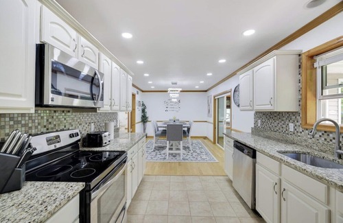 Pocono Summit House | Villa w/a Hot Tub , Fire Pit, Sunroom, Gym,Arcade