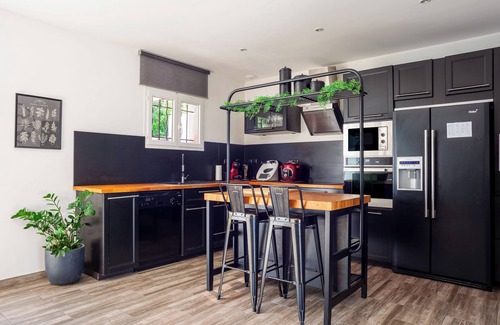 Meounes-les-Montrieux Villa | Villa with Private Pool, Wi-Fi and Air Conditioning