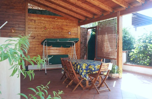 Capaci Villa | Villa with a veranda and outdoor shower by the sea and cultural sites