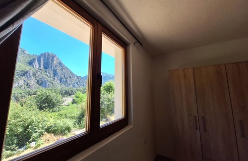 Dolna Matka Villa | Villa with amazing view of a mountain near Matka Canyon