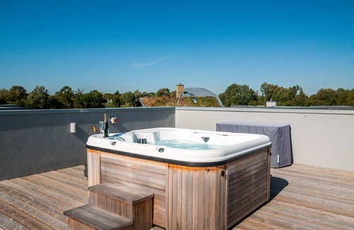 Somerford Keynes House | Villa with direct lake access, hot tub, swimming pools, tennis & restaurant