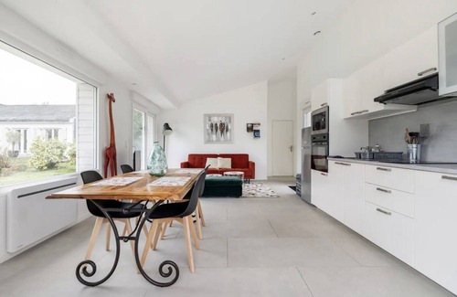 Halluin House | Villa with garden and private parking