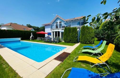 Dottikon House | Villa with Pool - Leon's Holiday Homes