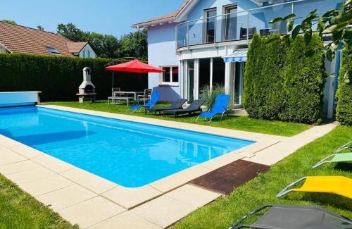 Dottikon House | Villa with Pool - Leon's Holiday Homes