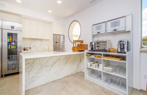 Establiments Villa | Villa with salt water pool