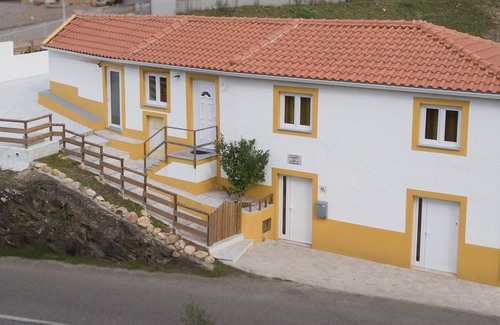 Lousa Cottage | Villae Ceira e Serra-Charming Rustic Family House with Pool near Serra da Lousa