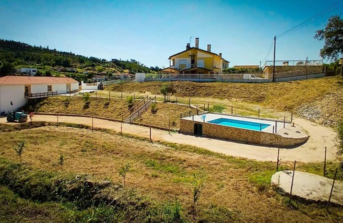 Lousa Cottage | Villae Ceira e Serra-Charming Rustic Family House with Pool near Serra da Lousa