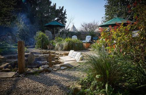Bourton House | Village Centre Traditional Farm Manor House w Hot Tub