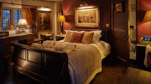 Bourton House | Village Centre Traditional Farm Manor House w Hot Tub
