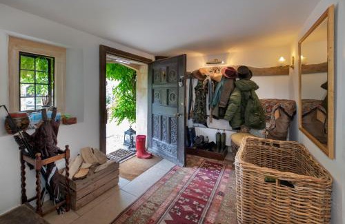 Bourton House | Village Centre Traditional Farm Manor House w Hot Tub