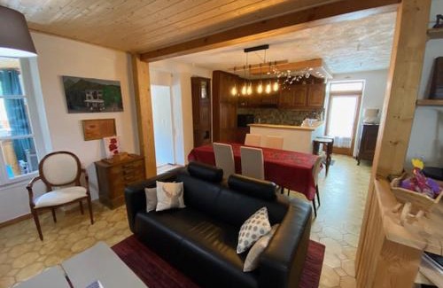 Guillaumes Apartment | Village de Guillaumes Appartement avec terrasse