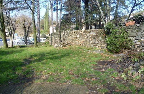 Mialet House | VILLAGE DE MIALET house with garden on road side and village on other side