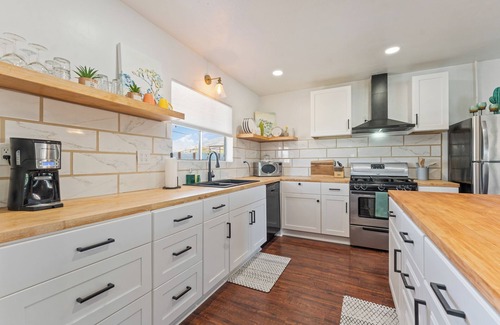 Joshua Tree House | Village House - Hot Tub, Pool, walk to downtown shops