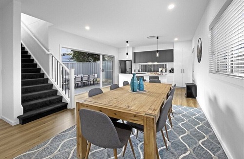 Shellharbour House | Village Seaside Retreat - Modern, Walk to Beach