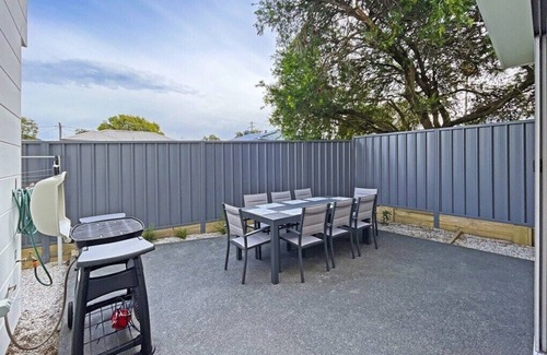Shellharbour House | Village Seaside Retreat - Modern, Walk to Beach