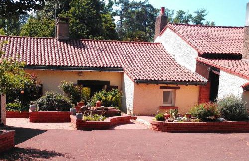 Montilliers House | " village tonneaux de tirpoil "