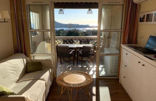 Cap Esterel Apartment | Village Vacances CAP ESTEREL , AGAY , T2 climatisé vue mer panoramique - accès de plain-pied au calme rare sur le site - Piscines et parking couvert inclus
