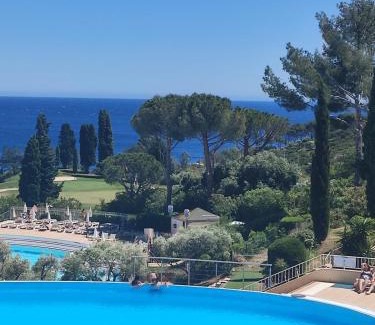 Cap Esterel Apartment | Village Vacances CAP ESTEREL , AGAY , T2 climatisé vue mer panoramique - accès de plain-pied au calme rare sur le site - Piscines et parking couvert inclus