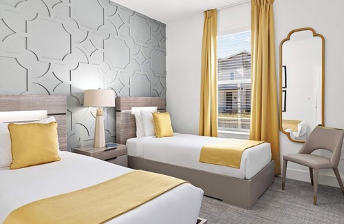 Florida Center Hotel | Villatel Orlando Resort, 5 Bedroom Villa, Sports Courts & Splash Pad Access