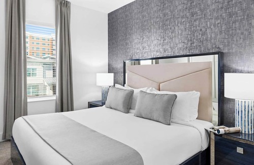 Florida Center Hotel | Villatel Orlando Resort, 5 Bedroom Villa, Sports Courts & Splash Pad Access
