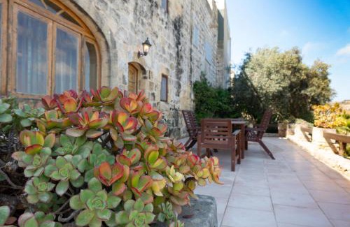 Munxar Villa | Villeleynah Amazing Gozitan Villa Pool - Happy Rentals