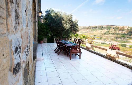 Munxar Villa | Villeleynah Amazing Gozitan Villa Pool - Happy Rentals