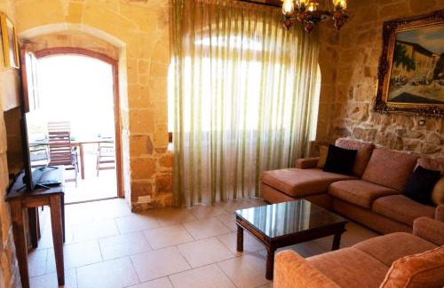 Munxar Villa | Villeleynah Amazing Gozitan Villa Pool - Happy Rentals