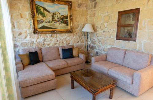 Munxar Villa | Villeleynah Amazing Gozitan Villa Pool - Happy Rentals
