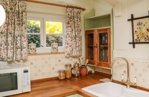 Dunster House | VINE COTTAGE, family friendly, character holiday cottage in Dunster