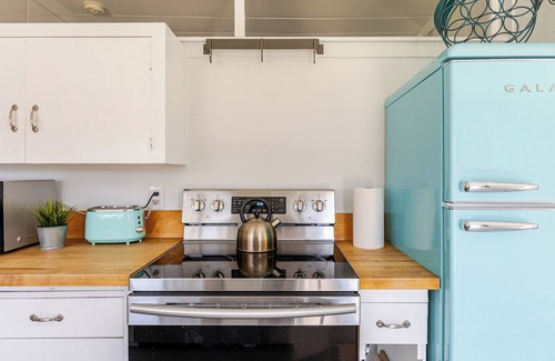 Kenwood House | Vineyard Cottage Hot Tub Bottle of Wine & Wine Tasting Included