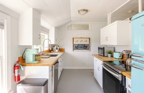 Kenwood House | Vineyard Cottage Hot Tub Bottle of Wine & Wine Tasting Included