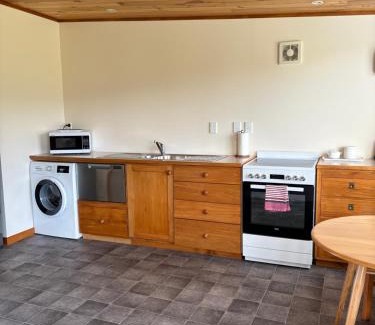 Renwick Cabin | Vineyard Cottage in Blenheim on the Golden Mile