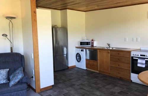 Renwick Cabin | Vineyard Cottage in Blenheim on the Golden Mile