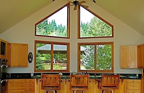 Underwood House | Vineyard Estate with Breathtaking Mt. Hood Views, Hot Tub!