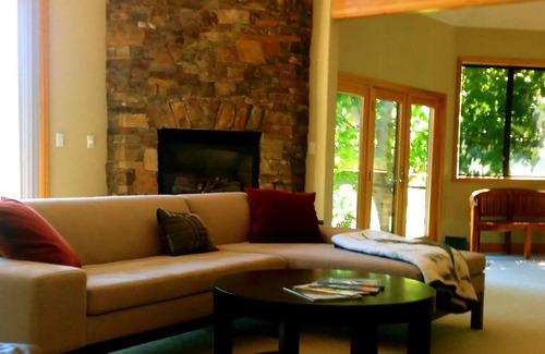 Underwood House | Vineyard Estate with Breathtaking Mt. Hood Views, Hot Tub!