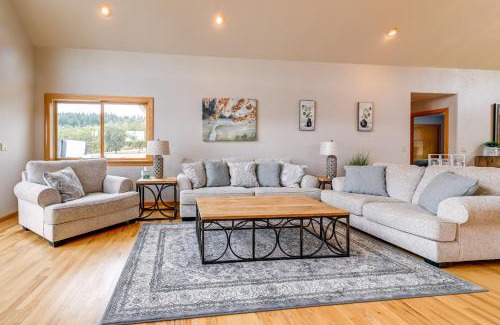 Oakland House | Vineyard Farmhouse in Oakland with Hot Tub!