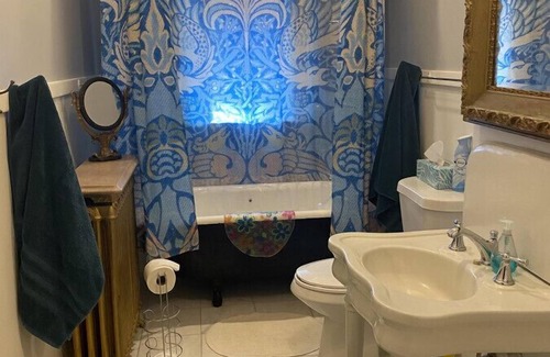 St. Joseph Bed & Breakfast | Vineyard Mansion - Benjamin Room - King Bed