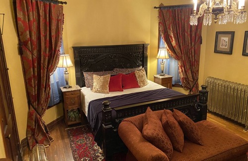 St. Joseph Bed & Breakfast | Vineyard Mansion - Benjamin Room - King Bed