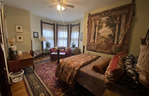 St. Joseph Bed & Breakfast | Vineyard Mansion - Crown Room - 1 Queen Bed